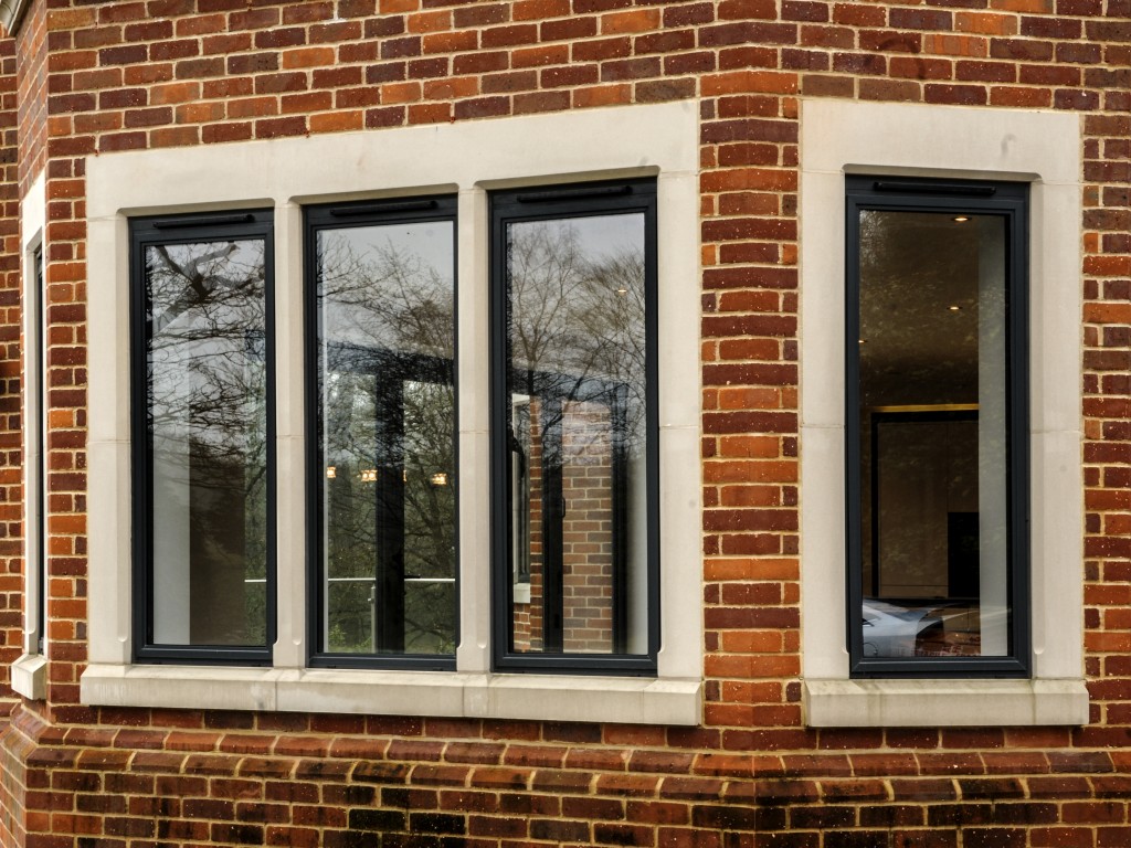 пластиковые окна под дерево. коричневый стеклопакет. коричневые стеклопакеты в доме. калева ламинация золотой дуб. коричневый стеклопакет.